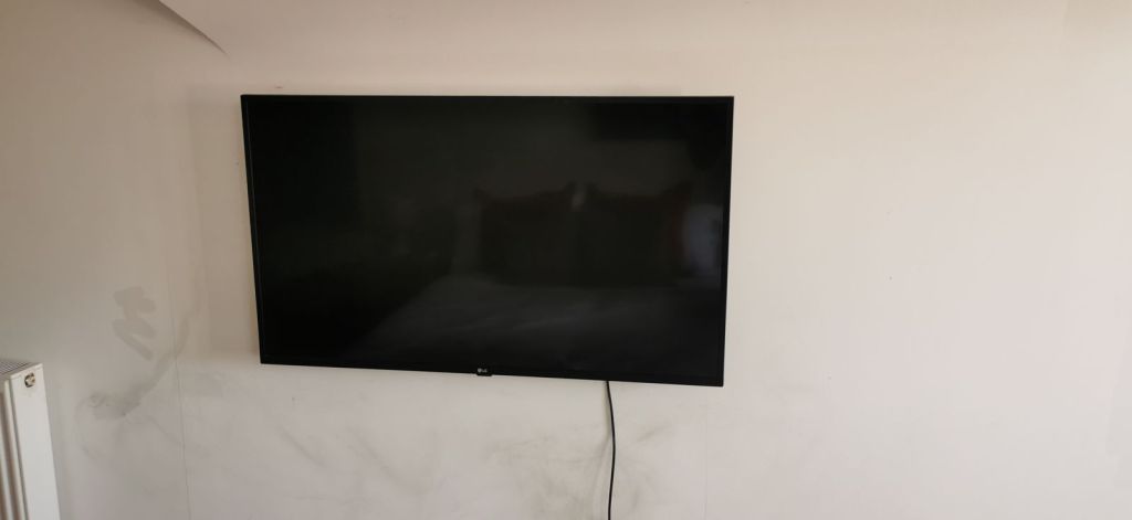 TV mounted level on a living room wall